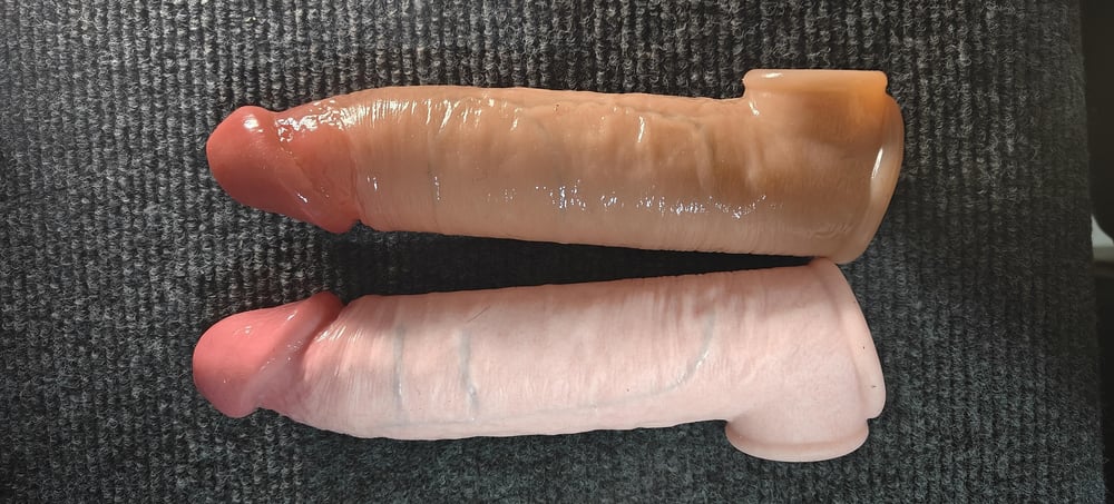 Realistic Flesh-Tone Dildo – 17 cm Veined, Flared Base